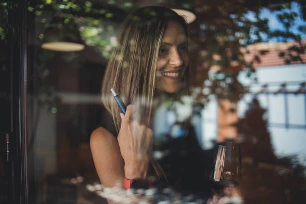 Einweg E-Zigaretten and e cigarettes on airplane travel tips packing rules and airline policies